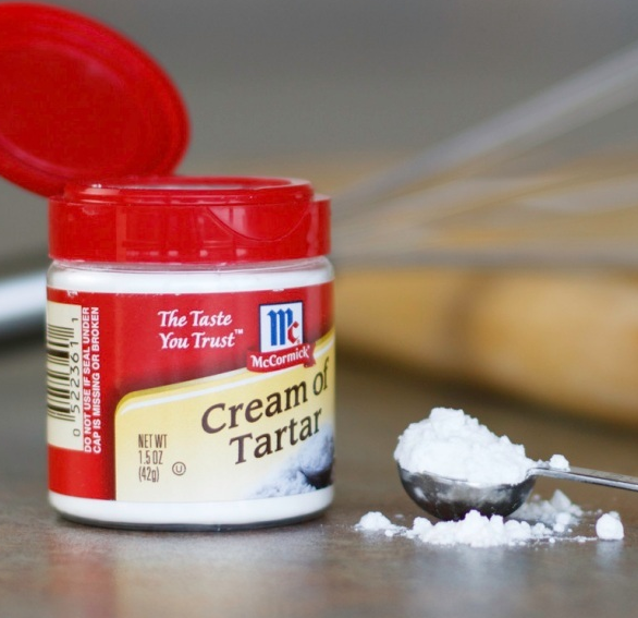 Dùng bột kem tartar để tẩy rỉ sét trên inox