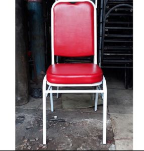 Phong thủy nhà hàng ăn uống người mệnh Hỏa không thể thiếu mẫu ghế đỏ đô kết hợp chân sắt sơn trắng này