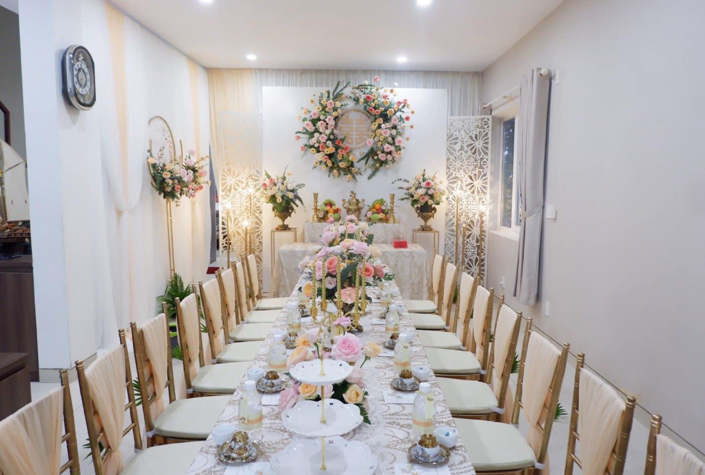 Trang trí bàn ghế gia tiên đám cưới màu trắng xen hồng cam