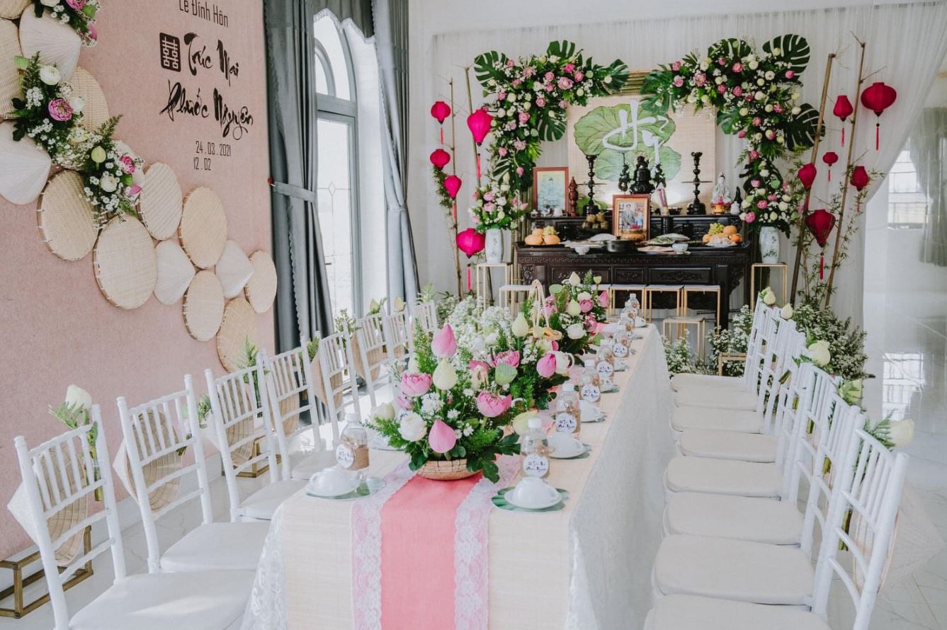 Trang trí bàn gia tiên đám cưới bằng hoa sen