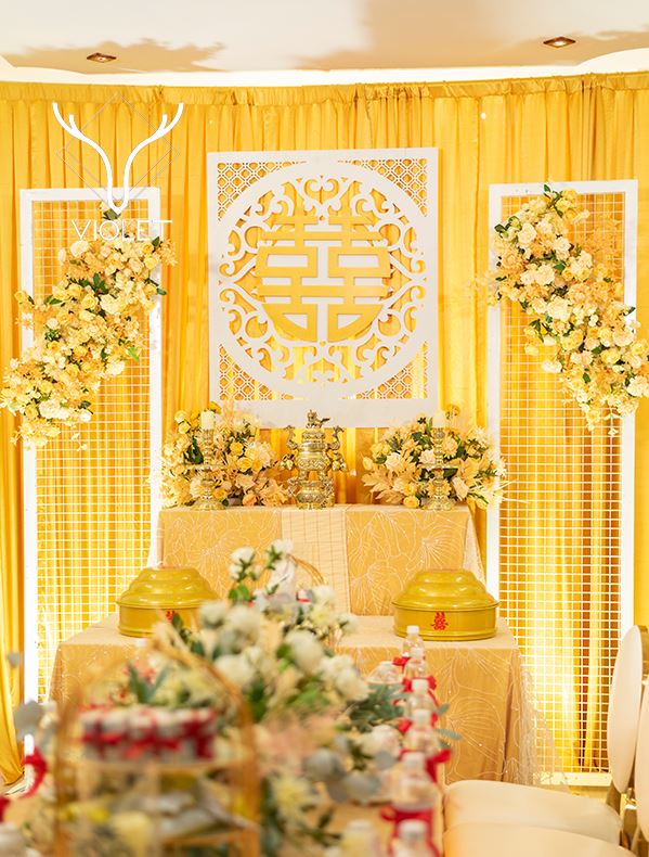 Trang trí bàn gia tiên đám cưới màu vàng cam